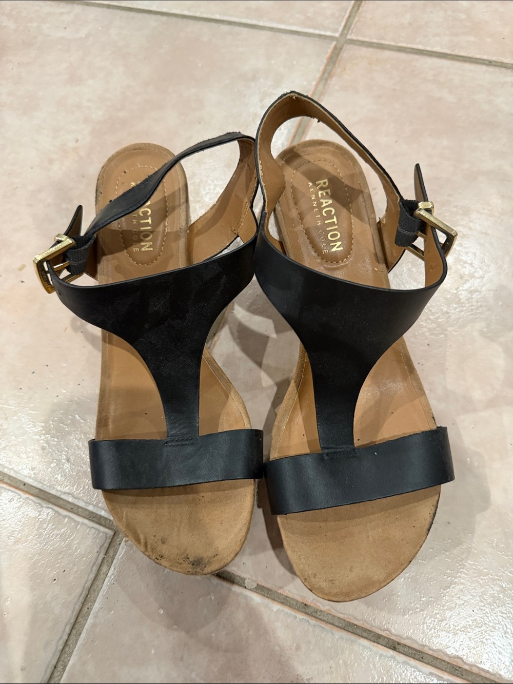 Kenneth Cole Reaction Black T-Strap Leather Sandals with Gold Buckle size 8 @@@@